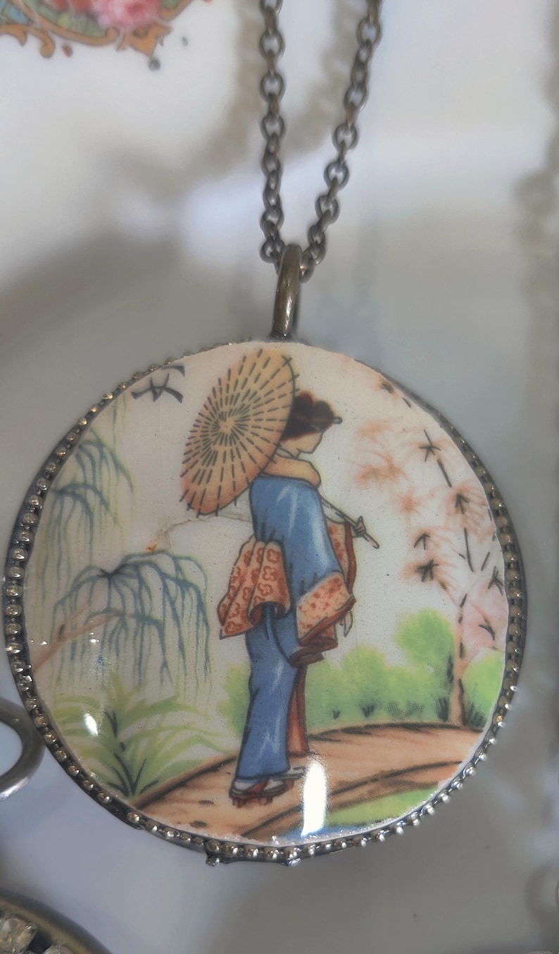 Chine brisée, bijoux en porcelaine brisée dans une montre de poche, médaillon vintage, Royal Albert, porcelaine vintage, porcelaine fine, pendentif floral, mosaïque image 3