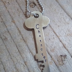 Collar de llave, llaves grabadas, llaves personalizadas, llave personalizada, llave de entrega, llave estampada, llaves antiguas, llaves esqueléticas, llaves vintage, llaves de pedido a granel imagen 2