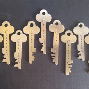 Sleutelhanger, gegraveerde sleutels, aangepaste sleutels, gepersonaliseerde sleutel, sleutel geven, gestempelde sleutel, oude sleutels, skeletsleutels, vintage sleutels, bulkbestellingssleutels