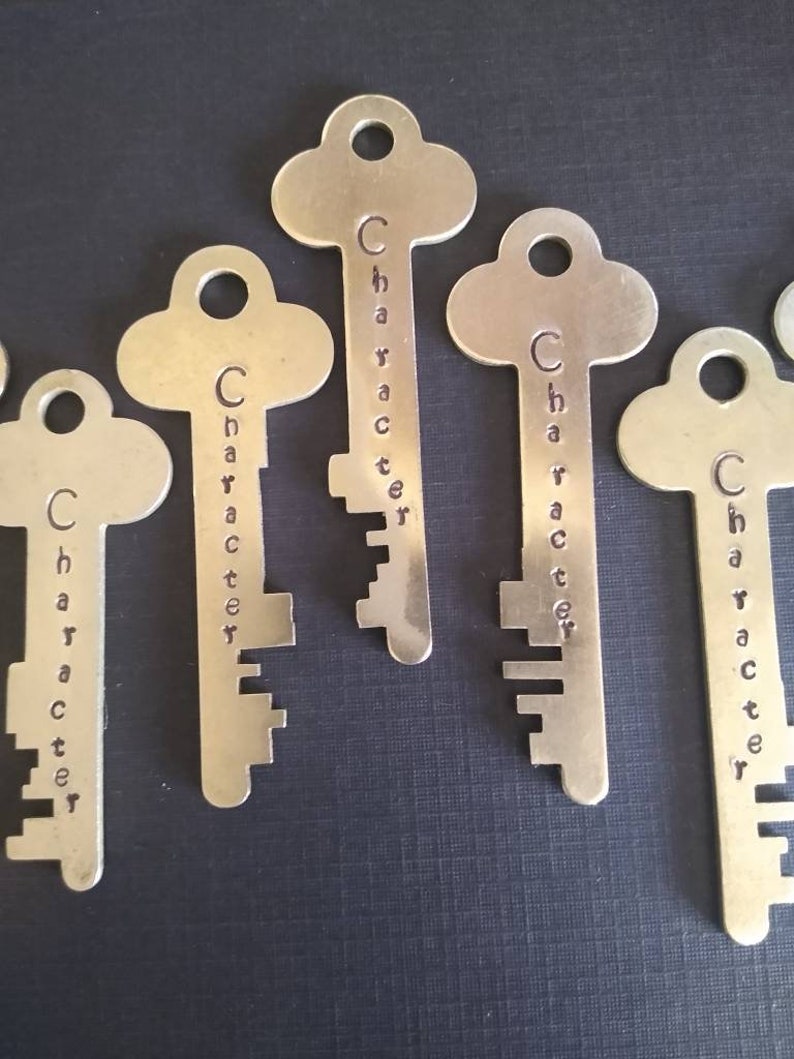 Collier de clés, clés gravées, clés personnalisées, clé personnalisée, clé de don, clé estampillée, anciennes clés, clés squelettes, clés vintage, clés de commande en gros image 6