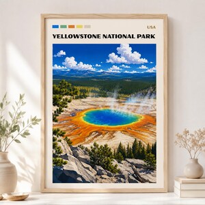 Peut inclure: Une affiche encadrée représentant le parc national de Yellowstone aux États-Unis. L'illustration montre le Grand Prismatic Spring avec son centre bleu vif et ses bords orange, entouré de pins, de terrain rocheux et d'un ciel bleu.
