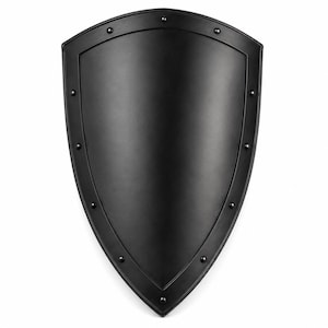 Puede incluir: Un escudo negro mate con base puntiaguda y borde superior curvado. El escudo presenta un marco en relieve que recorre todo el perímetro, acentuado por pequeños remaches redondeados y espaciados uniformemente incrustados en el borde.