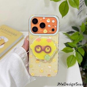 Coque MagSafe pour iPhone avec imprimé de poussins jaunes mignons, support magnétique Pop Socket en forme de poussin et cadre de caméra bleu clair pour iPhone 17/16/15 Pro Max