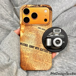 Custodia per iPhone con fotocamera retrò e design vintage a tema giornale, MagSafe, cover per telefono marrone antico opaca con mini Pop Socket per fotocamera per iPhone 17/16/15 Pro Max