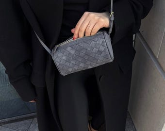 Petit sac en cuir tressé, sac bandoulière en daim, sac baguette fait main, cadeau minimaliste pour femme
