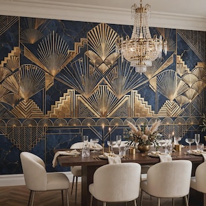 Könnte beinhalten: Ein Esszimmer mit einer dunkelblauen, marmorierten Wand, die mit goldenen geometrischen Fächer- und Stufenmotiven verziert ist. Ein Holztisch ist von sechs cremefarbenen Polsterstühlen umgeben, überragt von einem Kristallleuchter und Blumenschmuck.