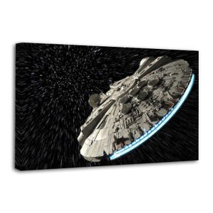 Peut inclure: Une impression sur toile rectangulaire représentant le vaisseau spatial Millennium Falcon en plein vol. Le vaisseau gris et circulaire présente des détails mécaniques complexes et un échappement bleu brillant sur un fond d'étoiles filantes.