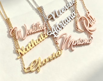 Gepersonaliseerde naamketting met hanger van roestvrij staal, een modieus sieraad en een perfect cadeau.