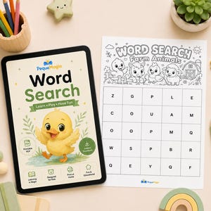 Puede incluir: Una tableta que muestra la portada de una sopa de letras PequeMagia con un pollito amarillo y una hoja impresa con un juego de sopa de letras de animales de granja, rodeados de lápices de colores, un objeto en forma de estrella y una suculenta.