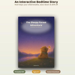 Könnte beinhalten: Ein Buchcover mit dem Titel The Sleepy Forest Adventure, A Moonleaf Calm Adventure, das einen braunen Bären zeigt, der auf einem grasbewachsenen Hügel sitzt und auf einen See bei Sonnenuntergang blickt. Darüber steht der Text An Interactive Bedtime Story that helps your child breathe, slow down & drift off. Unten befinden sich Schaltflächen für Printable PDF, Ages 4-7 und Instant Download.