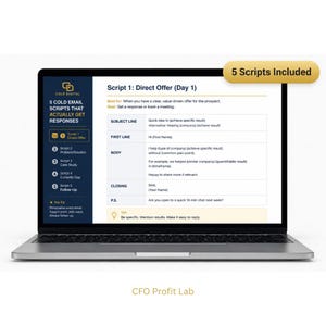 Könnte beinhalten: Ein Laptop-Bildschirm zeigt ein digitales Dokument mit dem Titel Script 1: Direct Offer (Day 1) von Cole Digital. Die Seitenleiste listet fünf E-Mail-Skripte auf, und ein goldener Reiter oben rechts zeigt 5 Scripts Included. Unten steht CFO Profit Lab.