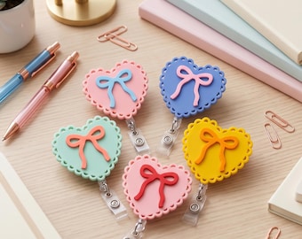 Namensschildhalter mit herzförmiger Schleife, ästhetischer Ausweishalter in Pastellfarben, niedlicher, einziehbarer Namensschildclip, charmantes Accessoire fürs Büro, Geschenkidee für Arzthelfer/innen