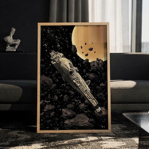 Peut inclure: Une impression d'art murale rectangulaire encadrée représentant une illustration détaillée d'un vaisseau spatial naviguant à travers un champ dense d'astéroïdes gris foncé dans l'espace, avec une grande planète dorée brillante en haut à droite.