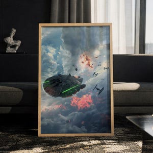 Op de afbeelding: Een ingelijste verticale wandkunstprint met een cirkelvormig ruimteschip dat door een bewolkte lucht vol explosies en kleinere gevechtsvliegtuigen vliegt. De scène bevat heldere groene laserstralen, grijze wolken en vurige oranje lichtflitsen.