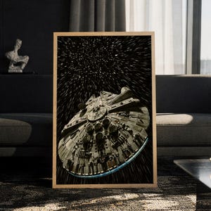 Op de afbeelding: Een rechthoekige ingelijste wandkunstprint met een gedetailleerde illustratie van een cirkelvormig grijs ruimteschip met ingewikkelde mechanische panelen en ronde motoropeningen, vliegend door een zwart veld met witte lichtsporen van sterren.