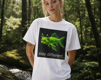 Grön havskatt 'förbli annorlunda' T-shirt | Surrealistisk djurgrafik T-shirt