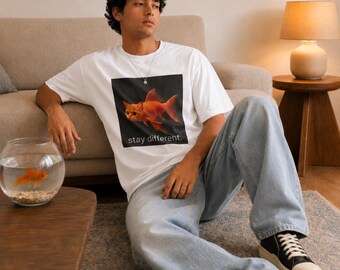 CatFish Guldfisk Katt #staydifferent T-shirt | Surrealistisk djurkonst T-shirt