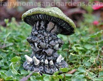 Miniatuur paddestoelmonster ook bekend als "Sydney Viciously" - miniatuur met Halloween-thema - Fairy Garden Supply
