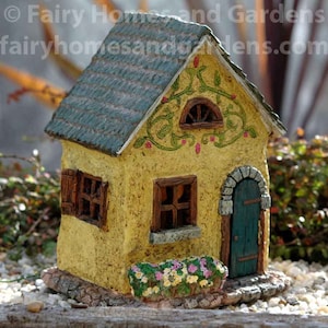 Casa de fadas em pergaminho Woodland Knoll com porta articulada - Fairy Garden Supply - Fairy Cottage