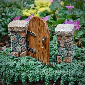 Porte en bois à charnière miniature avec poteaux en pierre Accessoires de jardin féerique pour l'aménagement paysager