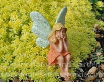 Miniatur Fee Mädchen Posiert zum Sitzen - Fee 'Sheleen' - Wald Knoll Fairy - Fairy Garden Supply - Miniatur Fee - Elfen Figur