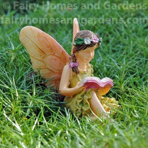 Figurina di fata che legge Woodland Knoll - Forniture per giardini fatati - Fata - Fata in miniatura