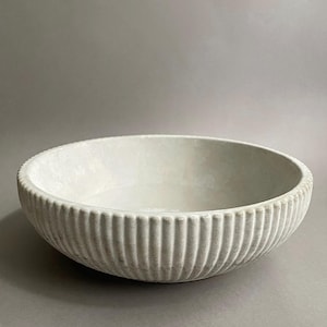 Betonnen schaal met een modern, gegroefd design — een handgemaakt woonaccessoire voor minimalistische, Scandinavische, Japandi en Wabi-Sabi interieurs.