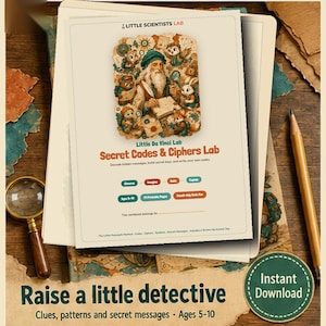 Può includere: Un quaderno di esercizi stampabile intitolato Little Da Vinci Lab Secret Codes & Ciphers Lab con un'illustrazione di una figura barbuta con animali. La pagina include testo sulla decodifica di messaggi, la creazione di chiavi e la scrittura di codici.