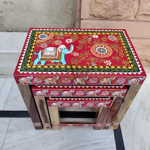 Juego de 3 taburetes de madera hechos a mano, juego de taburetes pintados a mano, taburetes apilables, muebles de arte popular indio, mesa auxiliar rústica, decoración bohemia