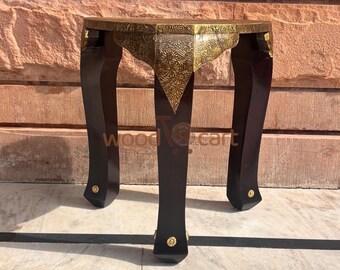 Tavolino laterale in legno fatto a mano con piano in ottone, tavolino d'appoggio nero, tavolino indiano, comodino, arredamento boho per soggiorno.