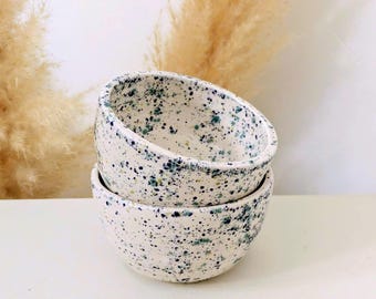 Bol de cerámica moteado hecho a mano en blanco, azul y verde – Vajilla artesanal