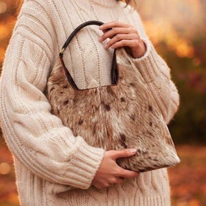 Handgemaakte hobo tas van koeienhuid | Schoudertas van leer met haren | Western boho tas | Bruine slouchy handtas met koeienprint | Leren damestassen