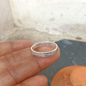 Anillo de plata de ley con la frase "Soy suficiente", anillo minimalista apilable, anillo personalizado grabado, anillo de plata con cita personalizada