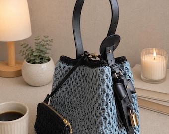 Handgefertigte doppellagige gehäkelte Handtasche mit handgenähtem Futter, verstellbarem lederähnlichem Riemen und passendem Mini-Beutel