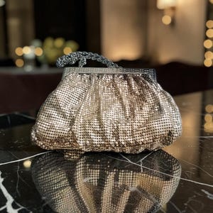 Vintage Whiting & Davis Silver Mesh Aftonväska, 1950-tals Metallväska med utsmyckad ram, Mid-Century Ball Flapper Clutch