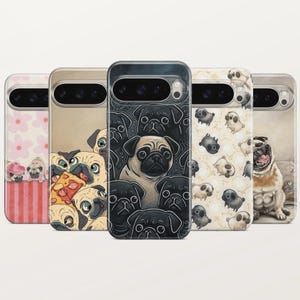 Op de afbeelding: Vijf smartphonehoesjes op een rij, elk met verschillende illustraties van mopshonden. De ontwerpen bevatten mopshonden met roze bloemen, mopshonden die pizza eten, een centraal patroon van zwarte en beige mopshonden en een realistische mopshond.