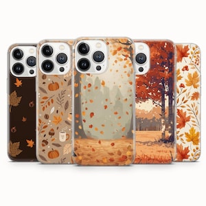 Op de afbeelding: Vijf smartphonehoesjes met herfstthema. De patronen bevatten bruine achtergronden met oranje bladeren, pompoenen, eikels, koffiemokken en boslandschappen met vallend gebladerte in tinten oranje, geel en diepbruin.