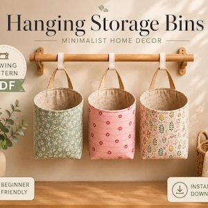 Op de afbeelding: Drie hangende stoffen opbergmanden met bloemen- en geometrische patronen aan een houten roede. De tekst luidt Hanging Storage Bins, Minimalist Home Decor, Sewing Pattern PDF, Beginner Friendly en Instant Download.