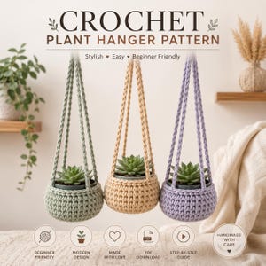 Puede incluir: Un patrón de crochet para colgar plantas con tres cestas colgantes en verde salvia, beige y lavanda, cada una con una suculenta verde. El texto dice CROCHET PLANT HANGER PATTERN, Stylish, Easy, Beginner Friendly, y Handmade with Care.