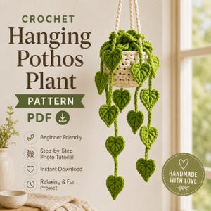Pode incluir: Um padrão PDF de planta pothos suspensa em crochê com o texto CROCHET Hanging Pothos Plant PATTERN PDF. A imagem mostra um vaso de crochê cor de creme contendo uma planta de crochê verde com folhas em forma de coração penduradas.