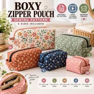 Op de afbeelding: Een naaipatroon voor een boxy ritszakje in vijf maten, met bloemenstoffen in crème, groen, roest, marineblauw en roze. De afbeelding toont de afgewerkte tasjes, de binnenkant met zakjes en de afmetingen variërend van 8,9 x 8,4 x 5,8 cm tot 24,6 x 10,7 x 12,2 cm.