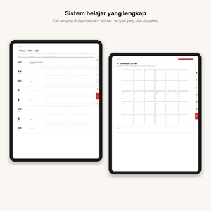 Op de afbeelding: Twee digitale tabletschermen met een leersysteem en de tekst Sistem belajar yang lengkap. Het linkerscherm toont een woordenlijst getiteld Tutup & Tulis, terwijl het rechterscherm een 30-dagen uitdagingraster toont met de titel Tantangan 30 Hari.