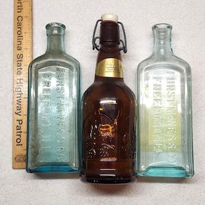 Antieke flessenverzameling Furst-McNess Aqua Glass Brown Sarsaparilla Root Beer flessen