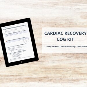 Könnte beinhalten: Ein schwarzes Tablet mit einem Comprehensive Cardiac Recovery Matrix Dokument mit Abschnitten für Vitalwerte, Medikamenteneinnahme und Symptomverfolgung sowie dem Text Cardiac Recovery Log Kit, 7-Day Tracker + Clinical Visit Log + User Guide.