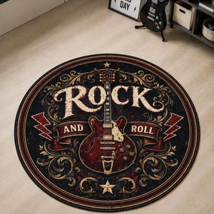 Puede incluir: Una alfombra circular con fondo oscuro y ornamentos dorados y rojos. En el centro aparece una guitarra eléctrica roja con el texto ROCK AND ROLL en letras blancas desgastadas. Dos rayos rojos decoran los laterales de la guitarra.