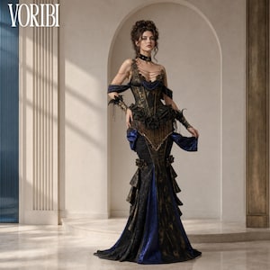 Peut inclure: Une robe longue avec un corset noir et doré, des manches tombantes, un décolleté en cœur et un tour de cou. La jupe présente un tissu à motifs bleu et noir avec des volants étagés, des détails à franges et le texte VORIBI inscrit.