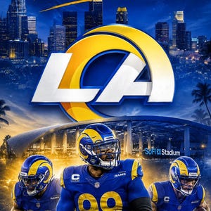 Może przedstawiać: Plakat graficzny Los Angeles Rams przedstawiający trzech zawodników futbolu amerykańskiego w niebiesko-żółtych strojach z numerami 23, 99 i 10. W tle widać panoramę Los Angeles, stadion SoFi, logo Rams oraz napis "LA BUILT FOR LA".