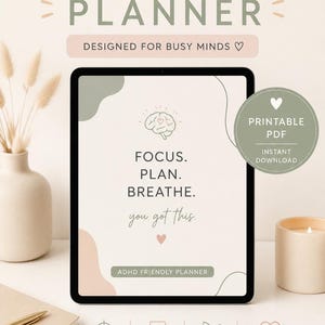 Peut inclure: Une tablette numérique affichant un planificateur TDAH avec le texte ADHD PLANNER, DESIGNED FOR BUSY MINDS, FOCUS. PLAN. BREATHE. you got this., ADHD FRIENDLY PLANNER, PRINTABLE PDF INSTANT DOWNLOAD, STAY FOCUSED, PLAN YOUR DAY, BUILD ROUTINES, REDUCE OVERWHELM.