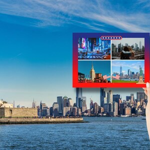 Peut inclure: Une carte postale rectangulaire présentant un collage de quatre scènes de New York, incluant Times Square, une vue sur la skyline, l'Empire State Building et la Statue de la Liberté, avec le texte UNITED STATES OF AMERICA imprimé en blanc.
