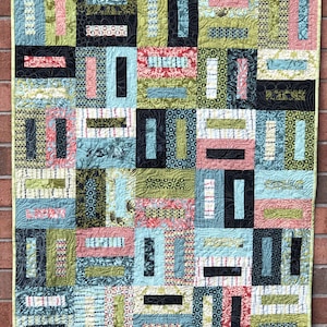 BUCKLES PDF Quilt Pattern by MingaMonga Quilts--Fun pattern for 1 or 2 Honey Buns, 1 or 2 Layer Cakes, and a bonus Mini Honey Bun Runner!